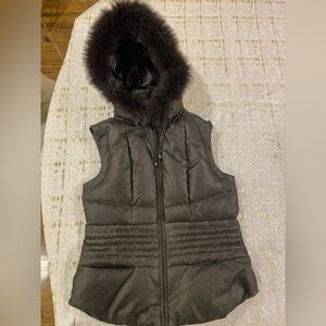 Sleeveless Quilted Hooded Puffer Vest with Faux-Fur Trim -detachable hood